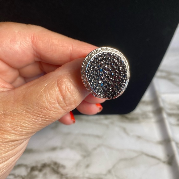 Lia Sophia Gold tone ring with black/white crystals size 8 or 9 - Picture 6 of 10